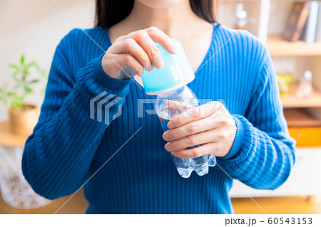 ペットボトルキャップコップ　女性 60543153