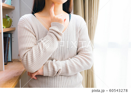 考える女性 60543278
