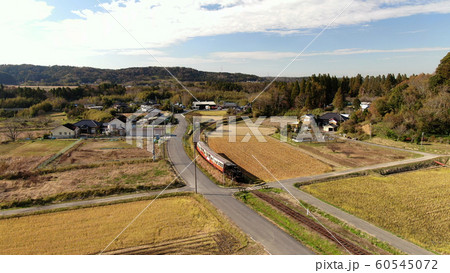 小湊鐵道と紅葉 小湊鐵道と紅葉 60545072