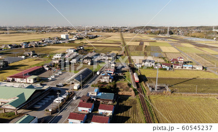 小湊鐵道と紅葉 60545237