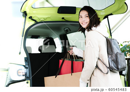 女性 買い物 車 女性 買い物 車 60545483