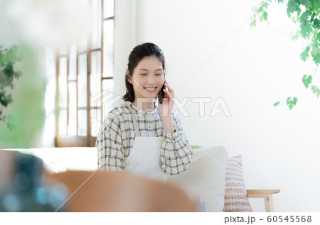 女性　スマホ　リビング 60545568