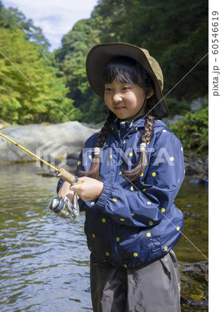 渓流釣りイメージ　釣りをする子供 60546619