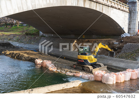 台風の増水で壊れた橋桁工事 60547632