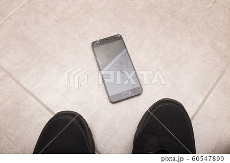 The black smartphone fell out of my hands and the screen crashed to smithereens. 60547890