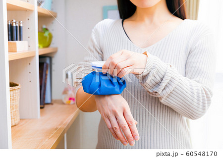 氷のうで手首を冷やす女性 氷のうで手首を冷やす女性 60548170