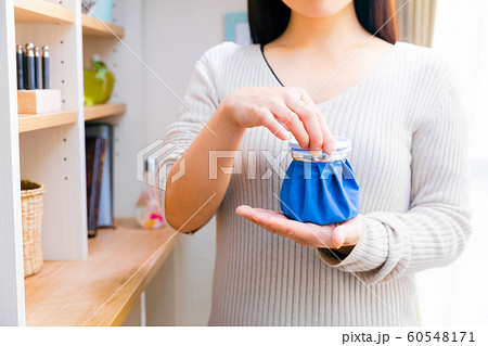 氷嚢を作る女性 氷嚢を作る女性 60548171