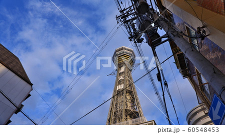 見上げた通天閣と青空と雲 60548453