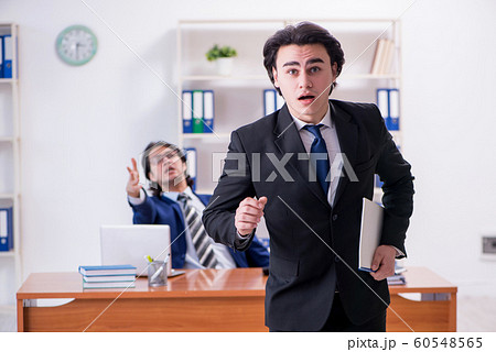 Boss and his male assistant working in the office 60548565