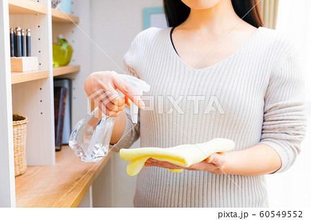 クロスにスプレーを吹きかける マイクロファイバー クロスにスプレーを吹きかける マイクロファイバー 60549552