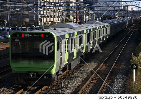 都内へ運ばれる山手線E235系電車 60549830