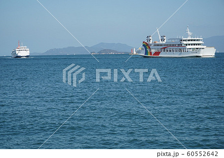 高松港に入港する小豆島フェリーと宇高フェリー3 60552642