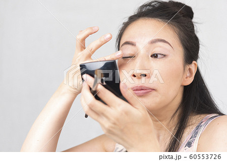 メイクシーン　女性　ビューティー　美容　コスメ 60553726