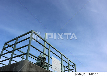 高潮防潮扉と青空 高潮防潮扉と青空 60554399