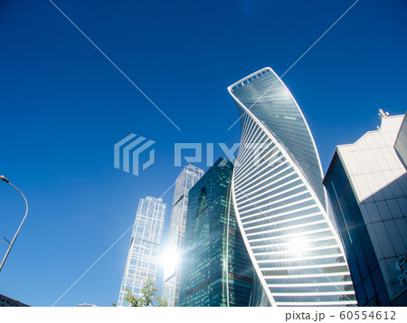快晴の下のモスクワの高層ビル群 快晴の下のモスクワの高層ビル群 60554612