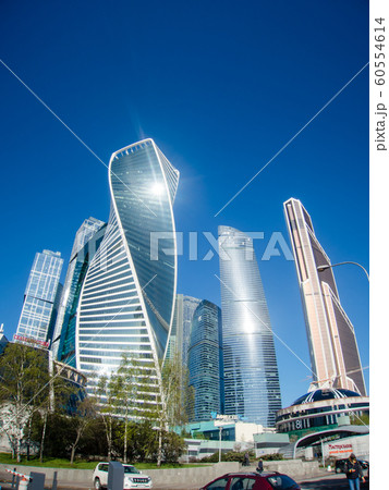 快晴の下のモスクワの高層ビル群 快晴の下のモスクワの高層ビル群 60554614