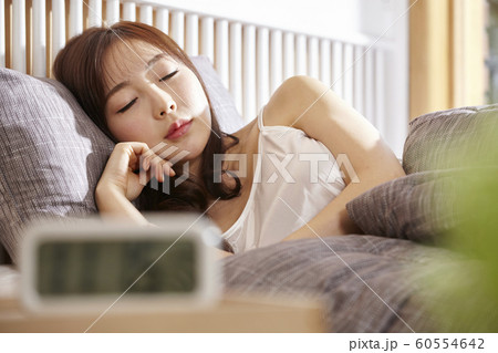 睡眠 眠り 寝る 60554642