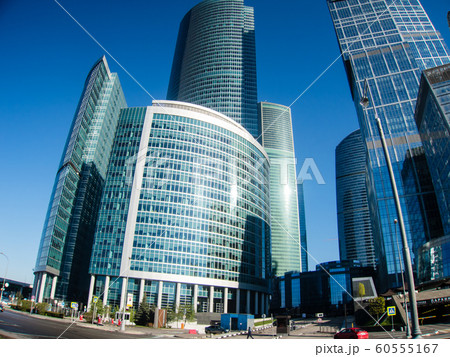 快晴の下のモスクワの高層ビル群 60555167