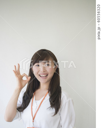 OKマークを作る若い女性 60556320