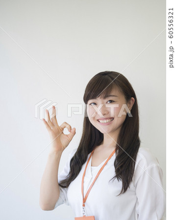 OKマークを作る若い女性 OKマークを作る若い女性 60556321