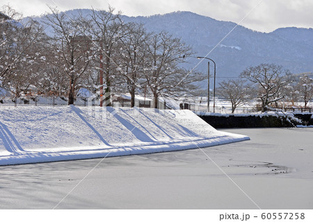 京都 亀岡市 冬 雪降る平の沢池の写真素材