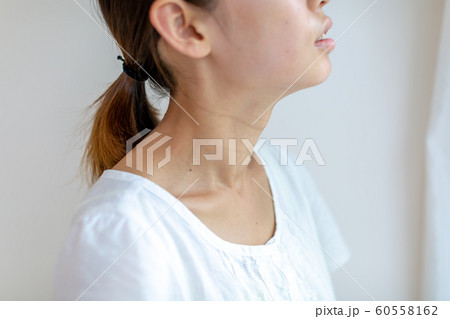 女性　首　バセドウ病 60558162