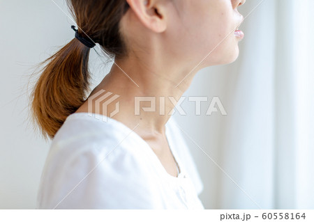 女性　首　バセドウ病 60558164