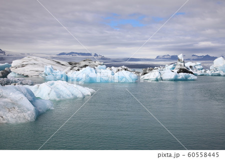 ヨークルスアゥルロゥン氷河湖 アイスランド の写真素材