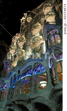 スペイン バルセロナ カサバトリョの夜景 60559674