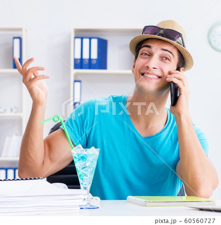 The businessman preparing for vacation in the office The businessman preparing for vacation in the office 60560727