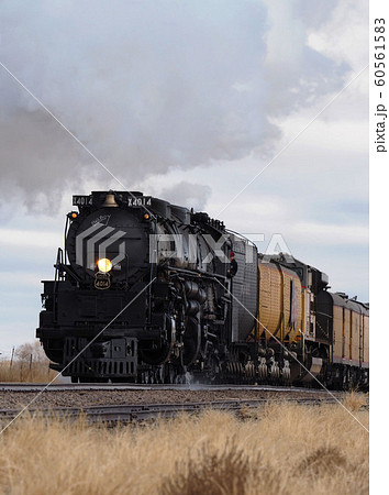 大きな蒸気機関車「ＢＩＧ ＢＯＹ」が走るの写真素材 [60561583] - PIXTA