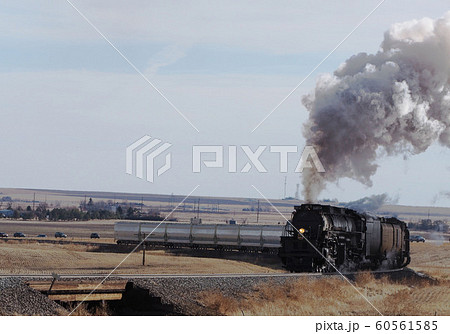 街を走り抜ける蒸気機関車「ＢＩＧ ＢＯＹ」の写真素材 [60561585] - PIXTA