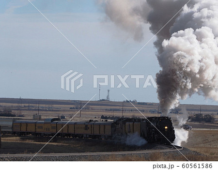 煙を上げて走る蒸気機関車「BIG BOY」 煙を上げて走る蒸気機関車「BIG BOY」 60561586