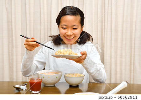 ご飯を食べる女の子 60562911