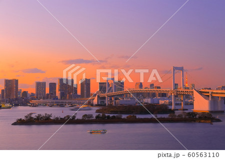 【東京都】お台場から見たレインボーブリッジの夕景 60563110