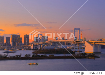 【東京都】お台場から見たレインボーブリッジの夕景 60563111