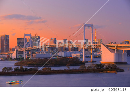 【東京都】お台場から見たレインボーブリッジの夕景 60563113
