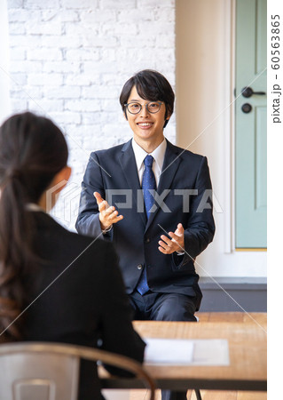 20代男性面接を受ける 20代男性面接を受ける 60563865