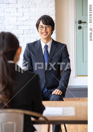 20代男性面接を受ける 20代男性面接を受ける 60563866