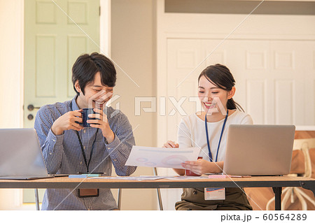 若手社員の打ち合わせ 若手社員の打ち合わせ 60564289