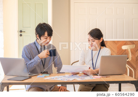 若手社員の打ち合わせ 若手社員の打ち合わせ 60564290
