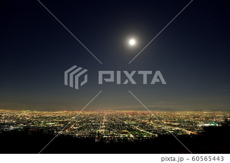 生駒山からの満月と夜景 60565443