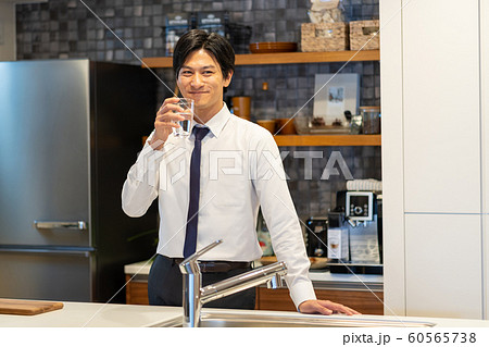 キッチン ビジネスマン 若い男性 ライフスタイルイメージ 60565738