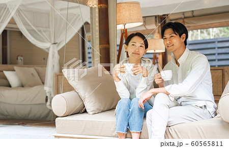 リゾートホテル カップル 旅行 アウトドアイメージ 60565811