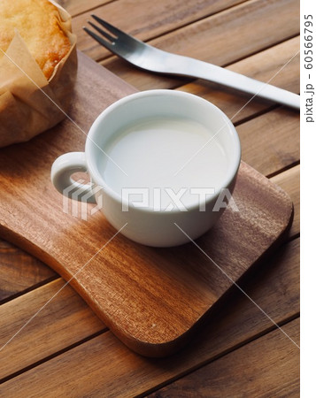 牛乳 茶色 背景 60566795
