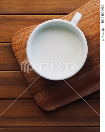 牛乳 茶色 背景 60566930