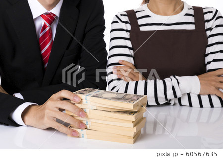 帯付きの札束と男性と女性 帯付きの札束と男性と女性 60567635