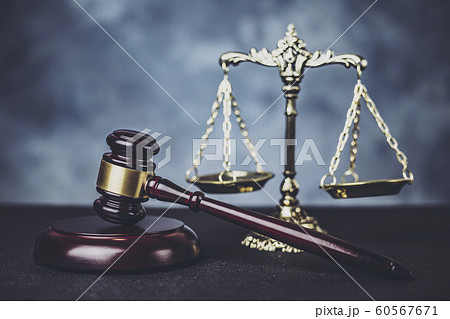 金色の天秤とガベル 60567671