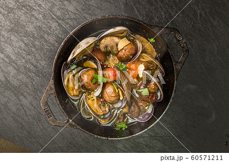 あさりのアヒージョ スペイン料理 Clam Ahijo (Oil baked dish) あさりのアヒージョ スペイン料理 Clam Ahijo (Oil baked dish) 60571211