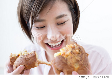 ライフスタイル　パン好き女子 60571326